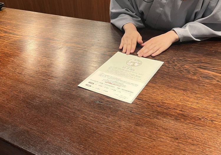 チェックインのご案内。宿泊約款の確認まで、一組ずつ丁寧にお伝えします。