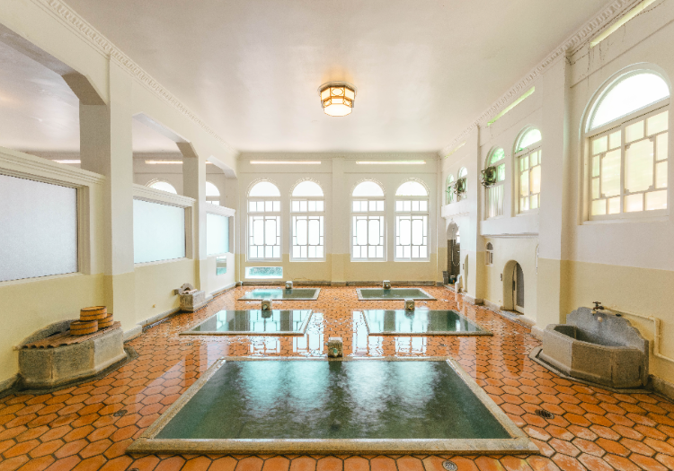 昭和5年築「元禄の湯」。浴室にはアーチ形の窓から、美しい光が差し込みます