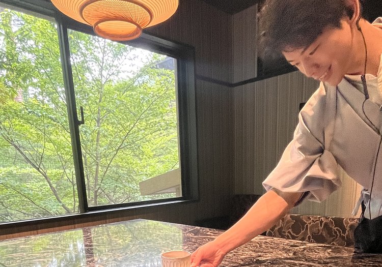 新緑を望むお席へ一杯をお届け。景色ごと楽しんでいただく時間をつくります。