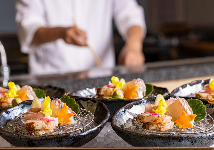 稲取名物・金目鯛をはじめ、厳選した食材を贅沢に盛り込んだ季節のお料理をご提供。