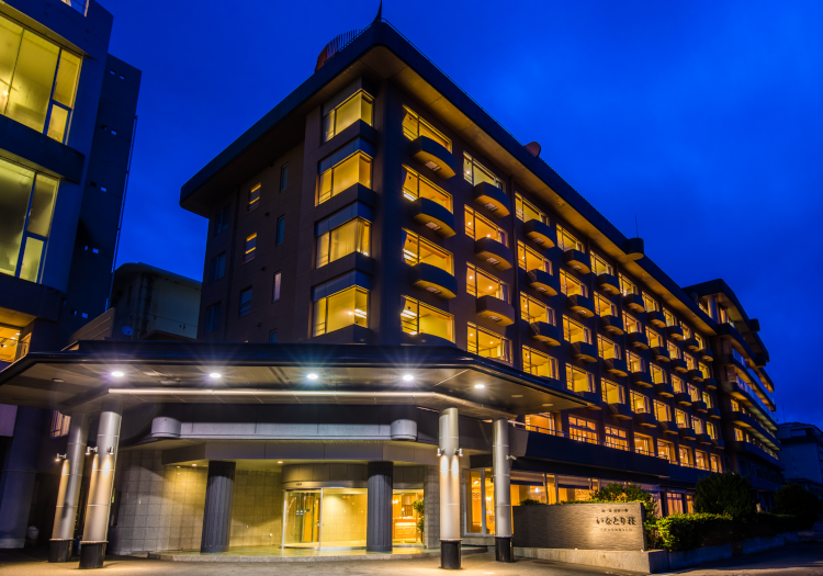 チェックアウトはゆっくり12時。半島から突き出た岬部にある、絶景の温泉宿です。