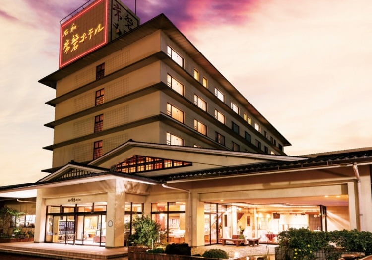 1964年に開業した、山梨県の石和温泉郷に佇むホテルです。