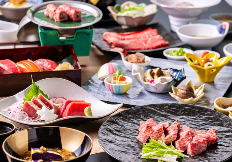 彩り豊かな和食会席料理。地元の新鮮な食材を用いた、至高の料理を提供しています。