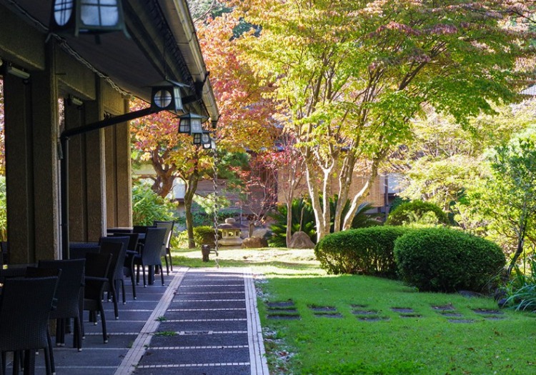 四季折々の表情を見せる豊かな自然とともに、お客様に心からのくつろぎを届けます。