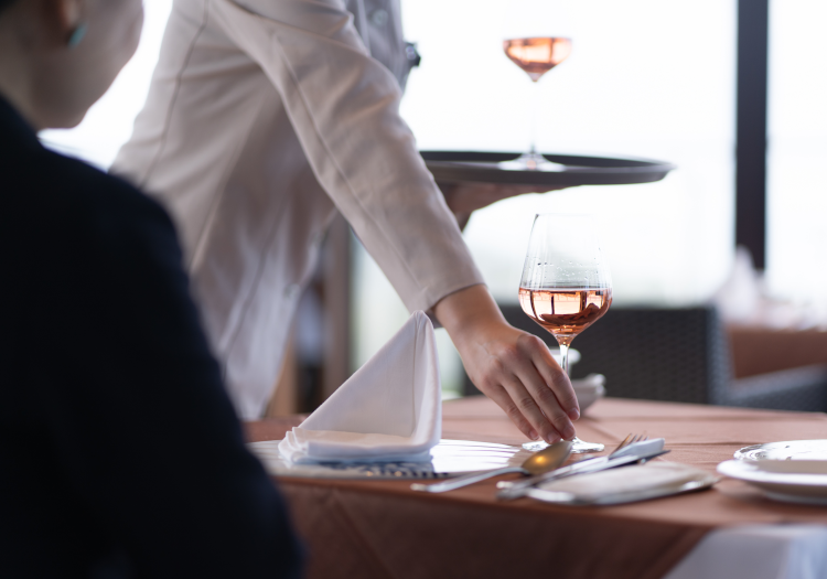 絶景が広がるロケーションのレストランで美食体験をお届けしています。