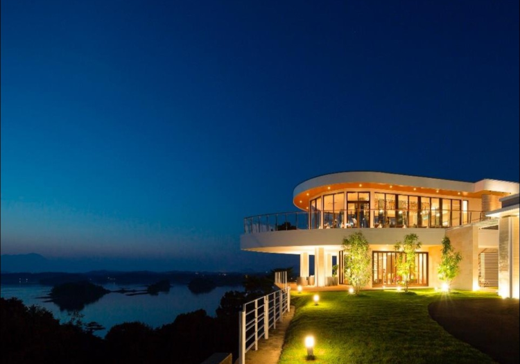 イメージは「天空に浮かぶ豪華客船」。自然と調和する開放感溢れる造りが特徴です。