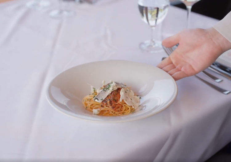 地元食材にこだわり、海の幸とブランド肉などを贅沢に使った料理を提供しています。