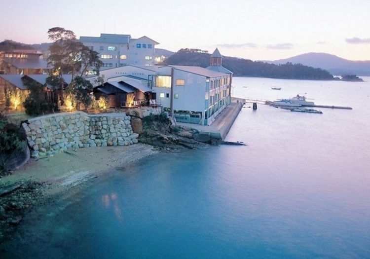 海の目の前の立地。夕暮れの景色は日本トップクラスにも選ばれた絶景です。