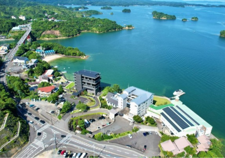 当社運営の施設すべてが海の側。天草の海と夕日に癒されながら働ける環境です。