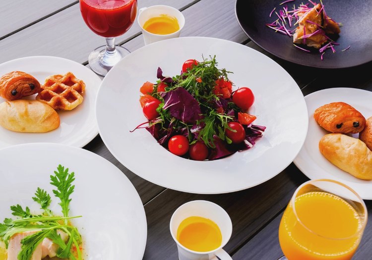 近海の魚をふんだんに使った料理や、新鮮野菜など、多彩な料理を堪能できます。