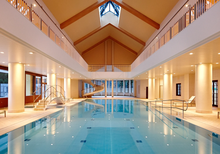 施設内には、温泉やプールなども併設。社員割引きで年間通して利用可能です。