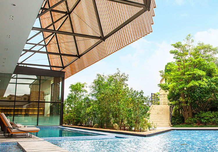 水と光が織りなす幻想的な空間。リラックスチェアー完備のガーデンプール