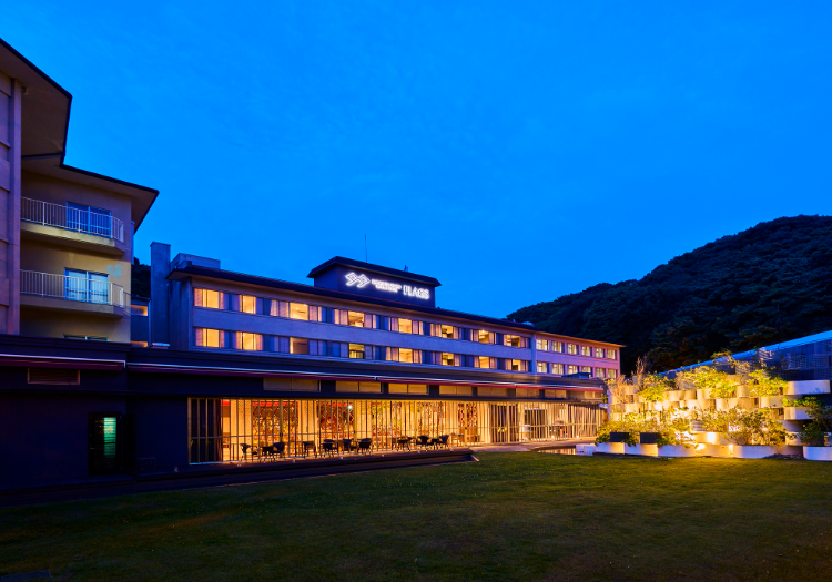 色鮮やかなライトアップが美しい「ホテルフラッグス佐世保」