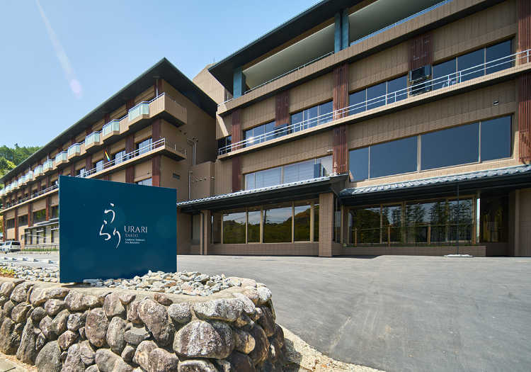 武雄温泉の湖畔に立つ、自然と調和したスパリゾート「うらり武雄」