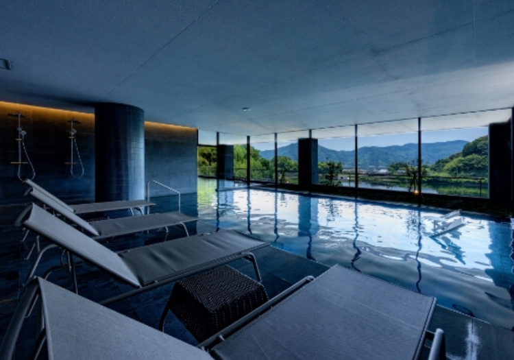 緑豊かな武雄の景色を眺めながら、温泉感覚でくつろげる「うらり武雄」のスパフロア