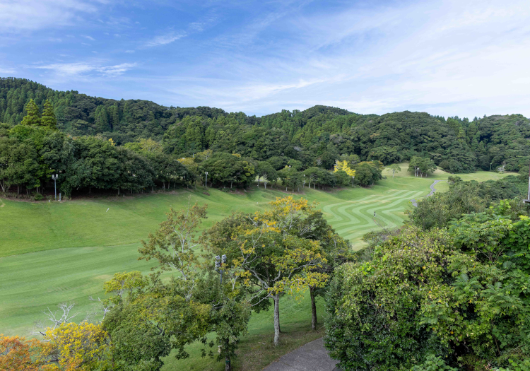 プロゴルファー監修のもとで設計された本格的なゴルフコースです。