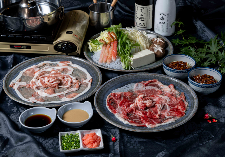 グランピング利用者には、新鮮な海の幸やお肉のBBQセットをご用意。