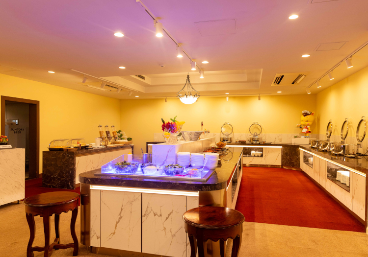 朝食やランチは、和洋中と多彩な料理のバイキングで、美食を提供しています。