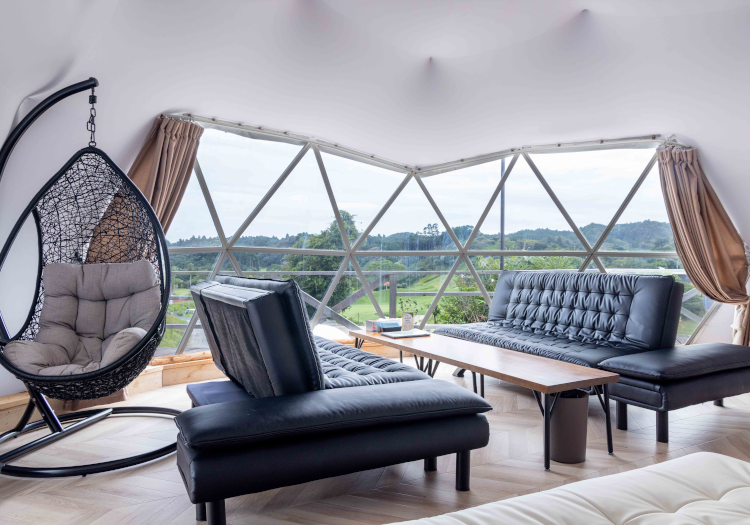 グランピング施設も併設。緑に囲まれたリラックス空間を演出しています。