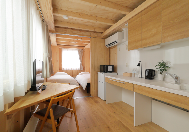 デスクやキッチンを備えた客室。「住まうように」くつろげる空間です