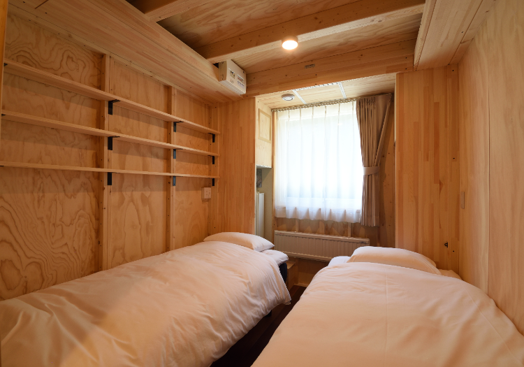 北欧産木材をふんだんに使用した客室。住宅メーカーならではの快適な空間を提供