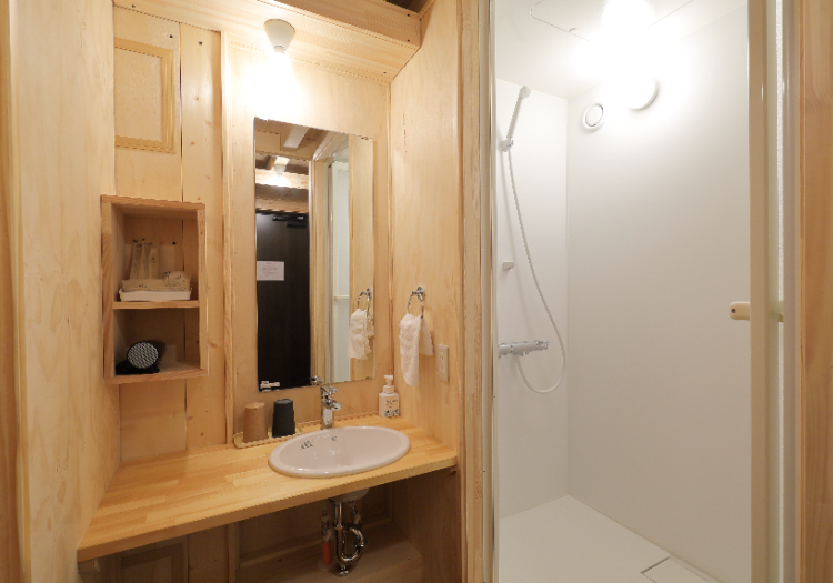 木造の洗面台、シャワールーム。高品質で清潔な水回りも住宅メーカーならでは