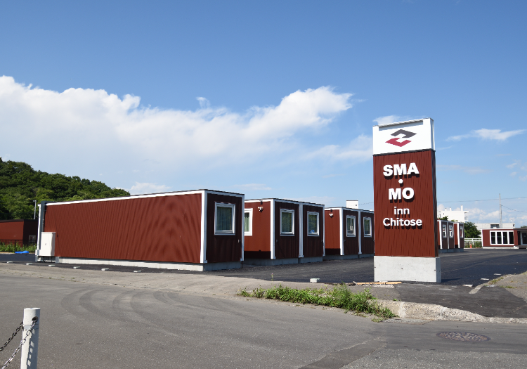 木のぬくもり溢れる無人型ホテル。自社開発の移動式建築モデルです