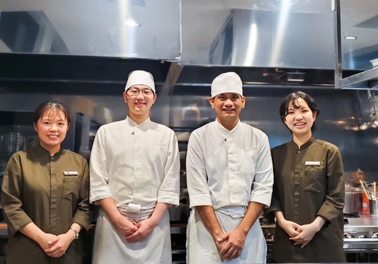 20代から60代まで幅広い世代が活躍しています。活気があり明るい職場です。