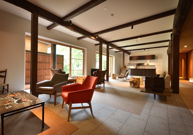 ゆとりスペースも複数完備。各空間には国内外の名作椅子を取り揃えています。