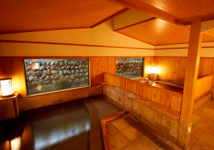 従業員は就労後、当館の温泉を無料で利用可。疲れた身体をゆっくり癒せます。