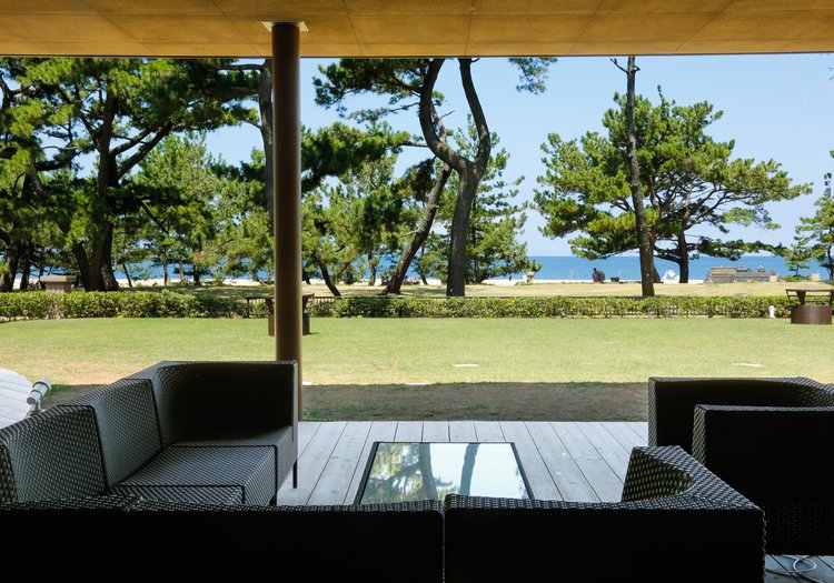 海風と松籟に包まれたラウンジで、ゲストに新しい「休日のかたち」をご提供。