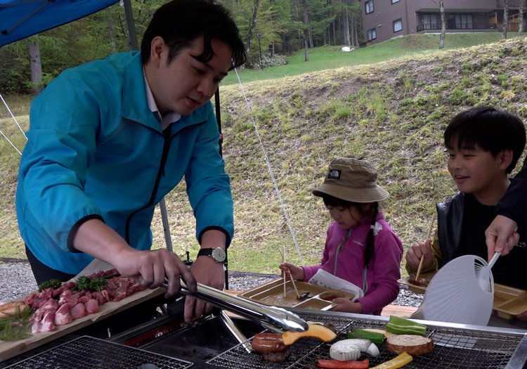 地元食材も登場するBBQ企画。スタッフ自ら手を動かす機会も多くあります。