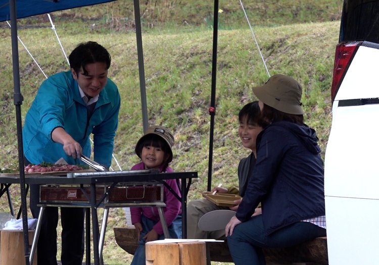 自然の中で楽しむBBQイベント。お客様と一緒に過ごす時間も大切な仕事です。