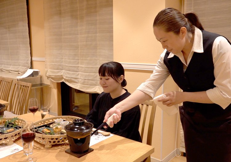 お食事の配膳・取り分け。落ち着いたペースで一品ずつ丁寧にお出しします。