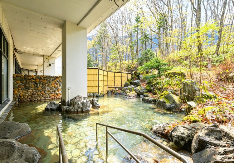 源泉露天風呂を備えた癒しの宿。温泉自慢の施設をお客様にご案内する仕事です