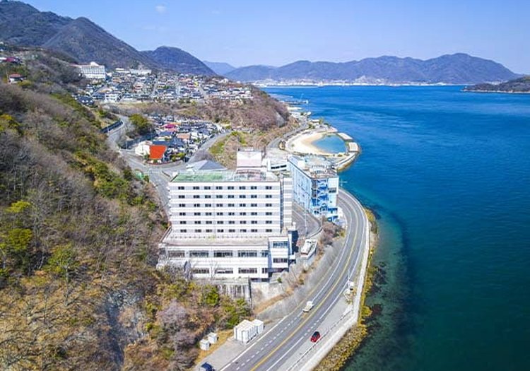 瀬戸内海を望む立地の宿。海と山に挟まれたロケーションが当館の大きな魅力です
