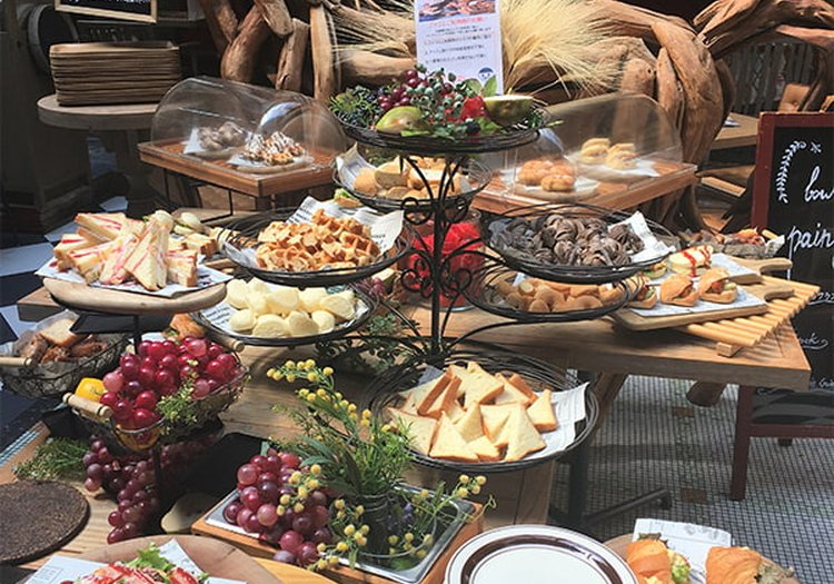 夜のビュッフェ会場ではスイーツや軽食もご用意。ご宿泊の楽しみのひとつになります