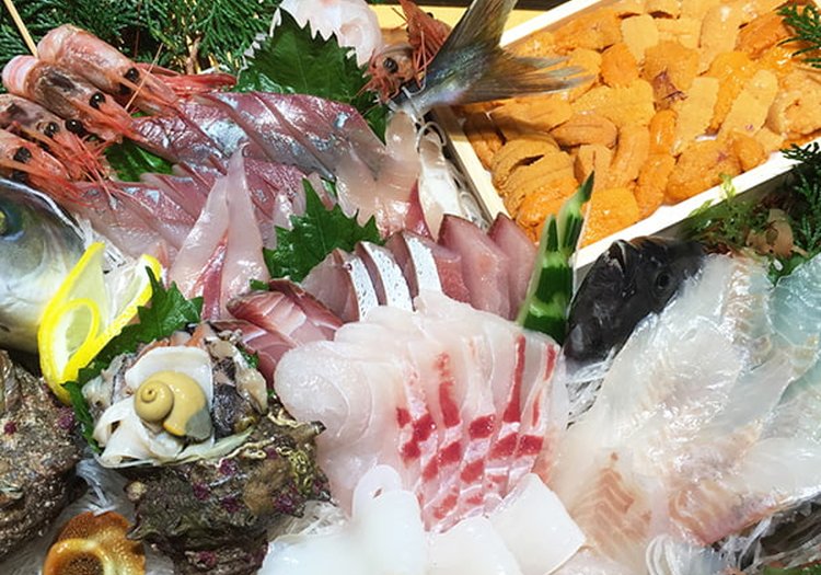 ウニや旬の刺身など海鮮盛り合わせ。瀬戸内の新鮮な魚介を活かす料理を担当します