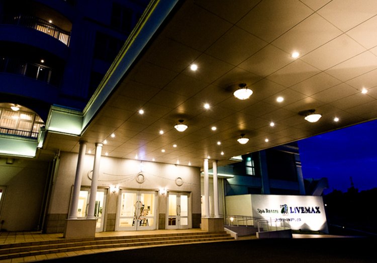ホテルエントランス夜景。お客様を温かい灯でお迎えする入口を持つ宿の厨房担当です