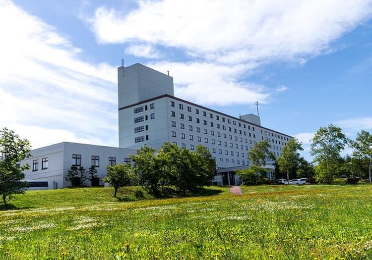 夏の草原に映える北海道の宿。雄大なロケーションで料理に専念できる環境が魅力です