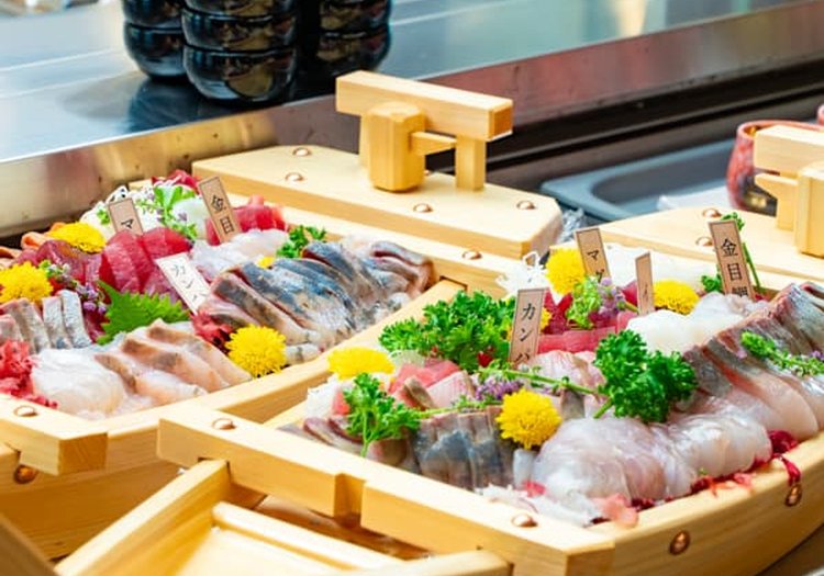 マグロや金目鯛の豪華な舟盛り。北海道の海の幸を活かした料理をご提供いただきます