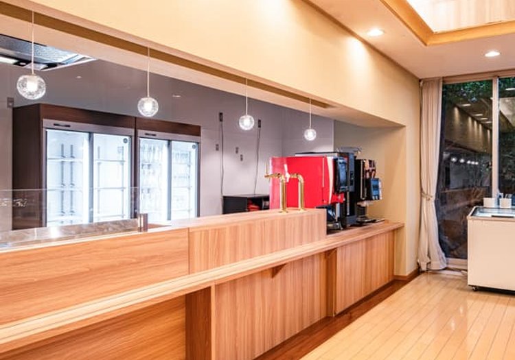 コーヒーマシン等を備えたドリンクバー。朝食時のホスピタリティを支える料理担当