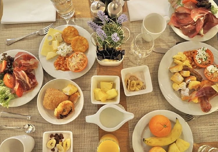 本格的な朝食プレートのご提供。洋食メニューでお客様の朝をお迎えするお仕事です