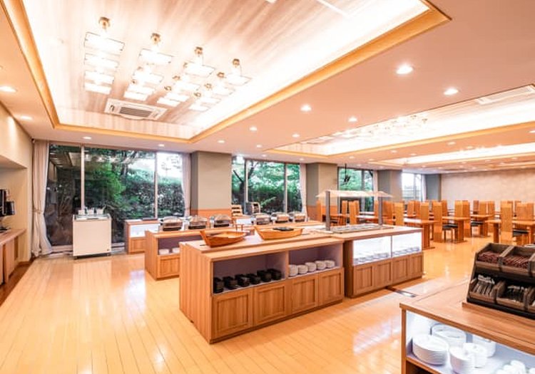 明るい木目の朝食会場。広いレストランで多くのお客様に料理をご提供するお仕事