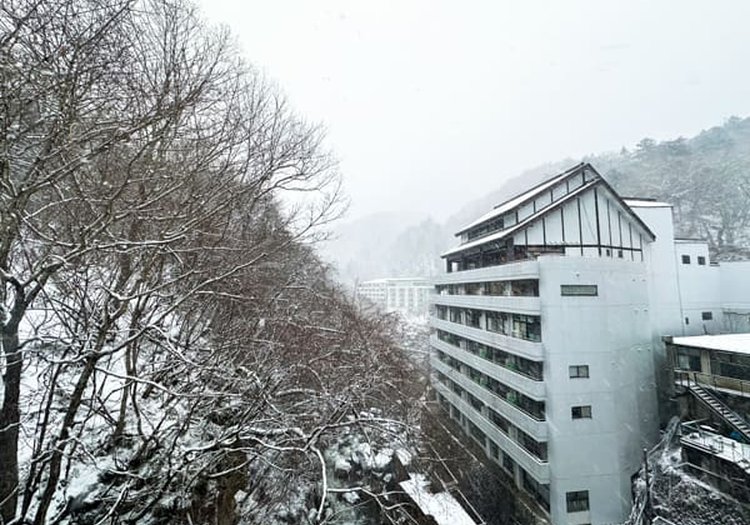 雪に覆われた山と宿。冬の風情豊かな景色の中で料理を作る情緒ある環境のお仕事