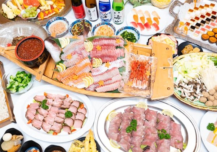 刺身舟盛りと豪華な宴会料理。地元食材を活かした品々をご提供いただくお仕事です