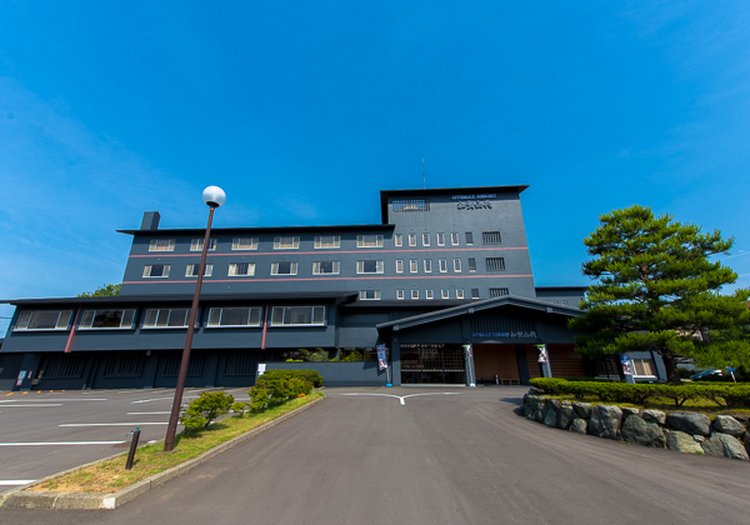 落ち着いた黒の外観と松の庭。加賀の風情あふれる和の宿で和食を担当いただきます