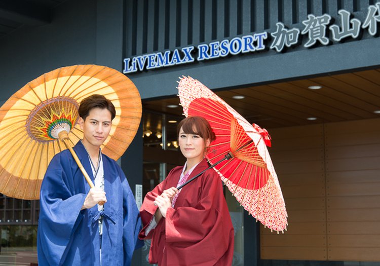 着物姿と和傘の演出。加賀ならではの和の文化を感じる宿で和食の腕を振るえます