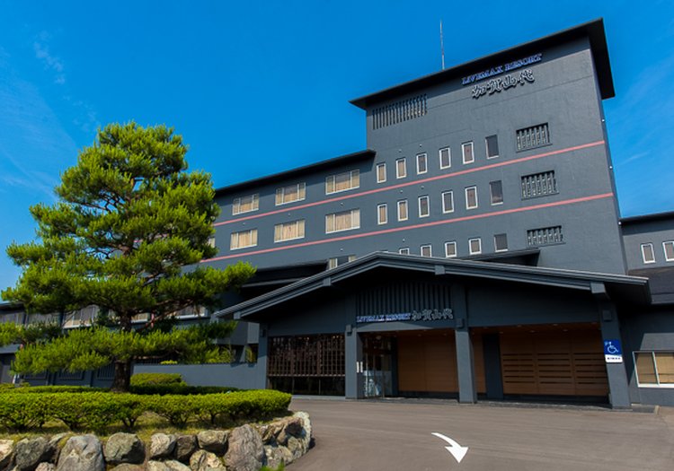 松の木立とホテル全景。北陸の風景に溶け込む老舗の佇まいが魅力の宿のお仕事です