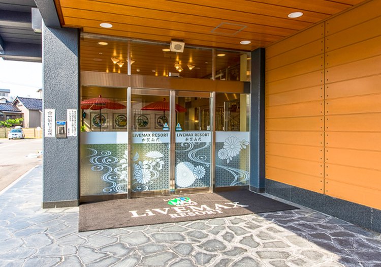 菊柄パネルのエントランス。日本の伝統文様が彩る入口でお客様をお迎えする和の宿